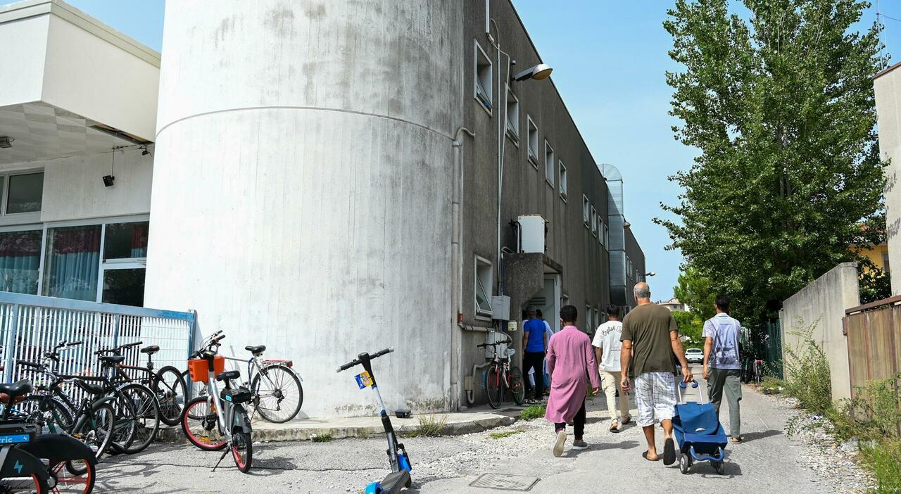 centinaia di bengalesi si radunano per pregare nella moschea di via linghindal ma sul centro grava un ordine di abbattimento del 14 agosto da Ilgazzettino.it centinaia di bengalesi si radunano per pregare nella moschea di via linghindal ma sul centro grava un ordine di abbattimento del 14 agosto