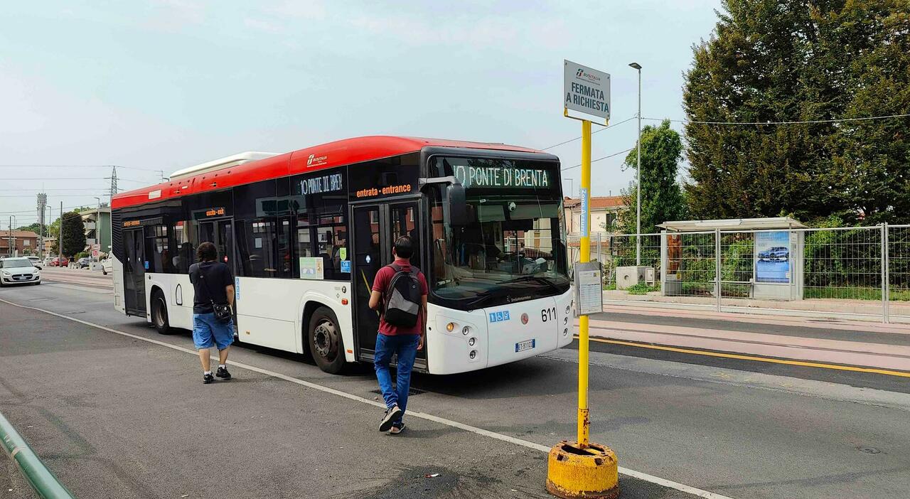 Autista di Busitalia blocca uomo ubriaco che minaccia passeggeri con bottiglia rotta a Padova