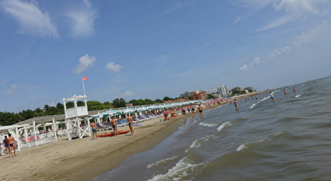 https://statics.cedscdn.it/photos/MED_HIGH/2026/08/29/9731802_29093837_stabilimenti_balneari_distrutti_comacchio_ferrara_maranza.jpg