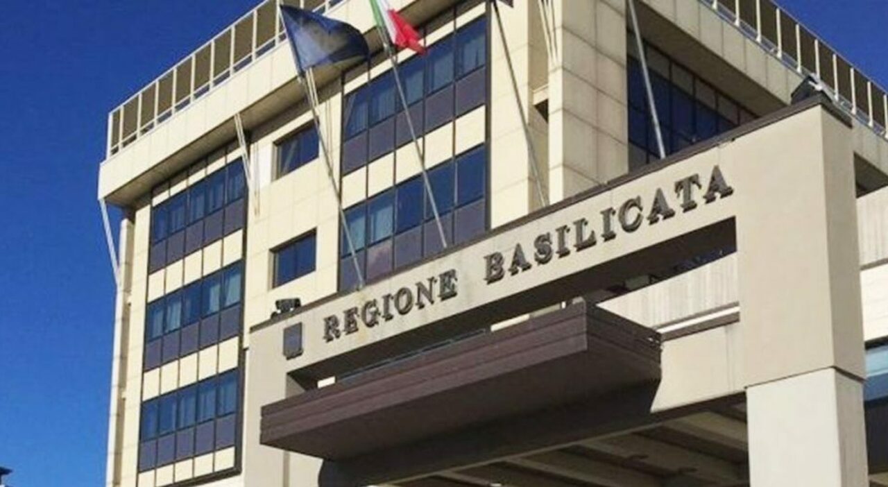 https://statics.cedscdn.it/photos/MED_HIGH/2026/08/29/9731836_29104526_palazzo_regione_basilicata_1024x515.jpg