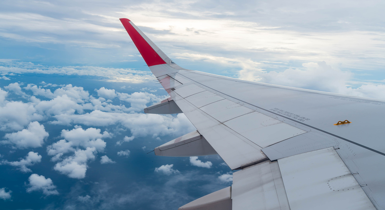 https://statics.cedscdn.it/photos/MED_HIGH/2026/08/29/9731985_29141009_airplane_flying_clouds.jpg