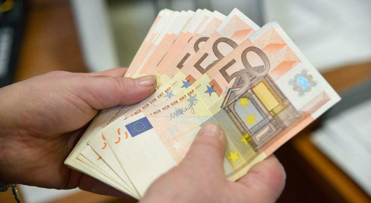 haider il senzatetto trova una valigetta con 4mila euro e lancia le banconote ai passanti dal pont quei soldi vorrei usarli per aiutarlo da Ilgazzettino.it haider il senzatetto trova una valigetta con 4mila euro e lancia le banconote ai passanti dal pont quei soldi vorrei usarli per aiutarlo