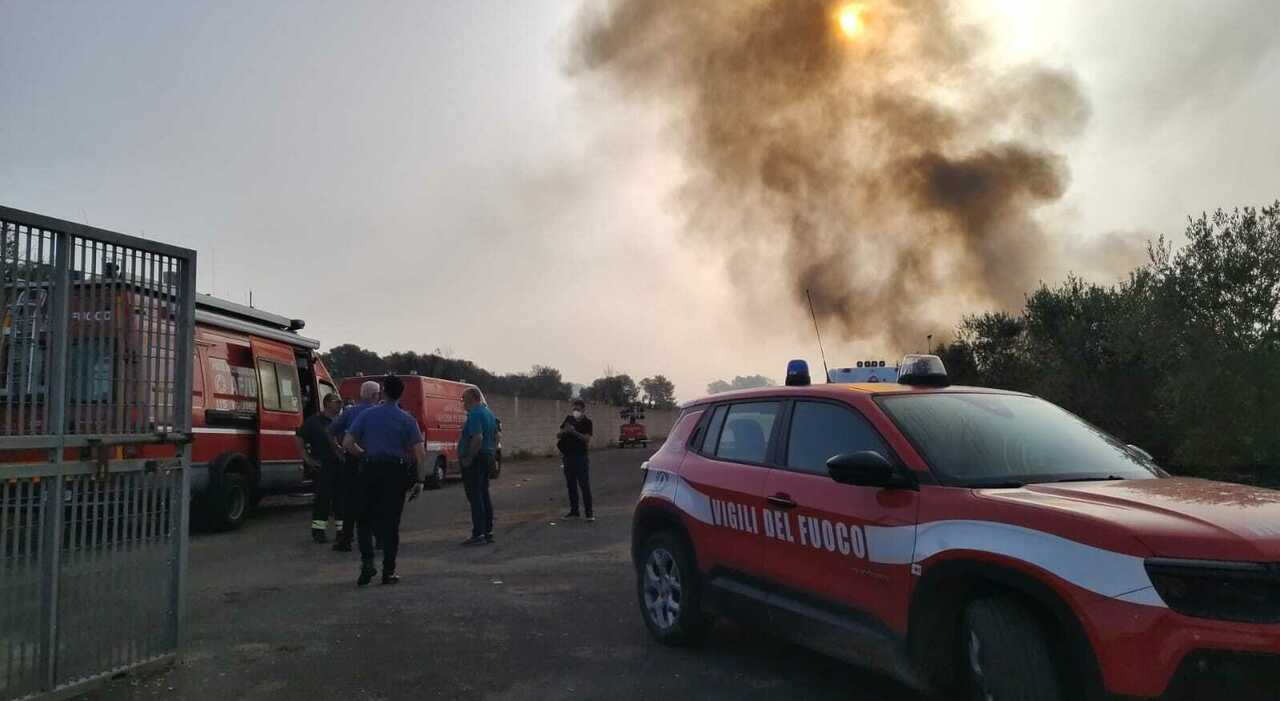 ecocentro in fiamme a lequile notte da incubo vigili del fuoco ancora al lavoro per domare l incendio video da Quotidianodipuglia.it ecocentro in fiamme a lequile notte da incubo vigili del fuoco ancora al lavoro per domare l incendio video