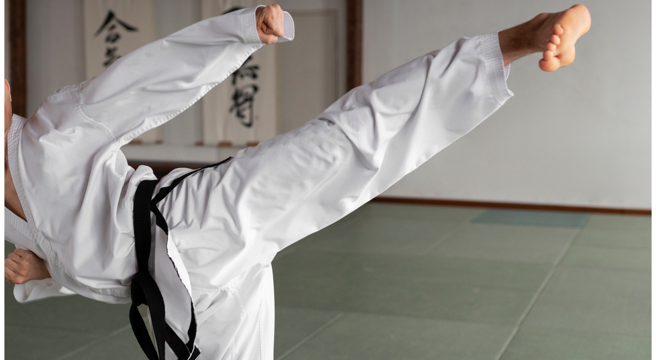 https://statics.cedscdn.it/photos/MED_HIGH/2026/08/30/9733419_30112205_ti_faccio_vedere_una_mossa_di_taekwondo_e_colpisce_il_collega_all_improvviso_operaio_licenziato.jpg