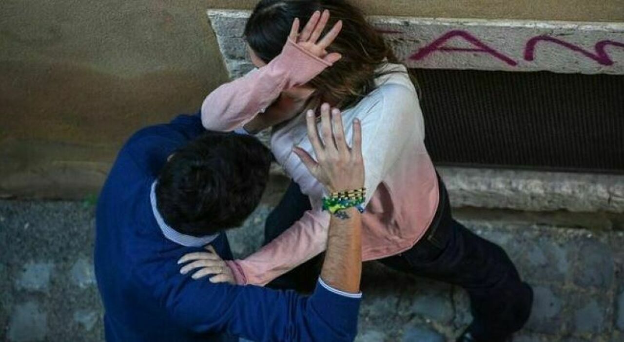 https://statics.cedscdn.it/photos/MED_HIGH/2026/08/30/9733565_30145814_1_picchia_moglie.jpg