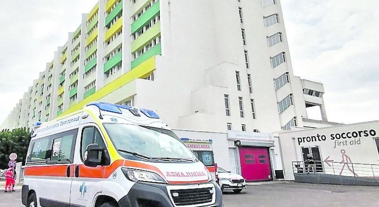 paziente armato di taglierino semina il panico in ospedale da Quotidianodipuglia.it paziente armato di taglierino semina il panico in ospedale