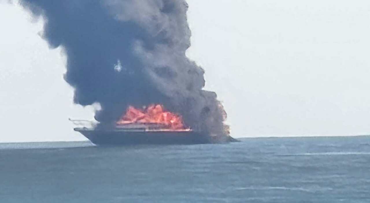 yacht a fuoco al largo della costa di jesolo grossa colonna di fumo visibile dalla spiaggia da Ilgazzettino.it yacht a fuoco al largo della costa di jesolo grossa colonna di fumo visibile dalla spiaggia