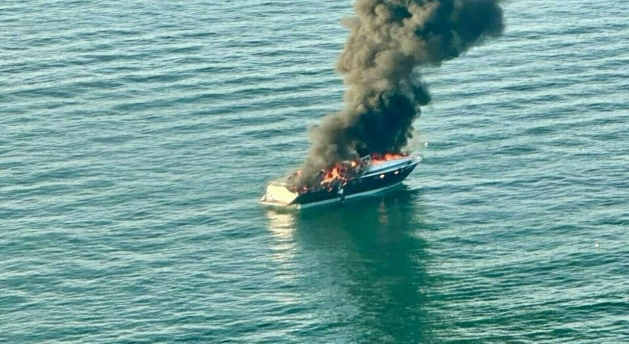 yacht di 20 metri a fuoco al largo della costa di jesolo l imbarcazione inabissata dopo l incendio rischio inquinamento da gasolio da Ilgazzettino.it yacht di 20 metri a fuoco al largo della costa di jesolo l imbarcazione inabissata dopo l incendio rischio inquinamento da gasolio