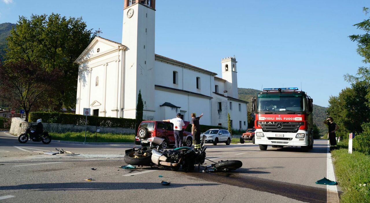 incidente tra moto e auto il militare di aviano alla guida della kawasaki elitrasportato in ospedale in gravi condizioni