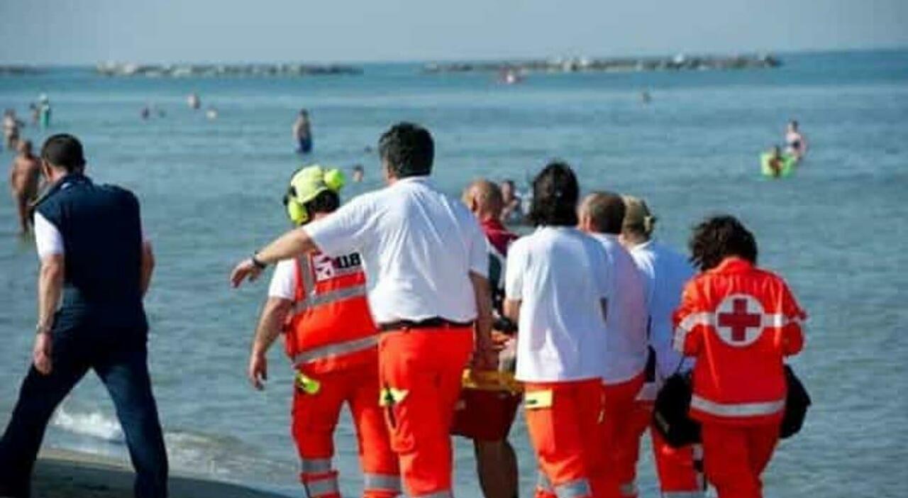 fano choc in spiaggia colpito da malore in acqua muore davanti ai familiari moglie e tre figli minori portati al pronto soccorso da Corriereadriatico.it fano choc in spiaggia colpito da malore in acqua muore davanti ai familiari moglie e tre figli minori portati al pronto soccorso