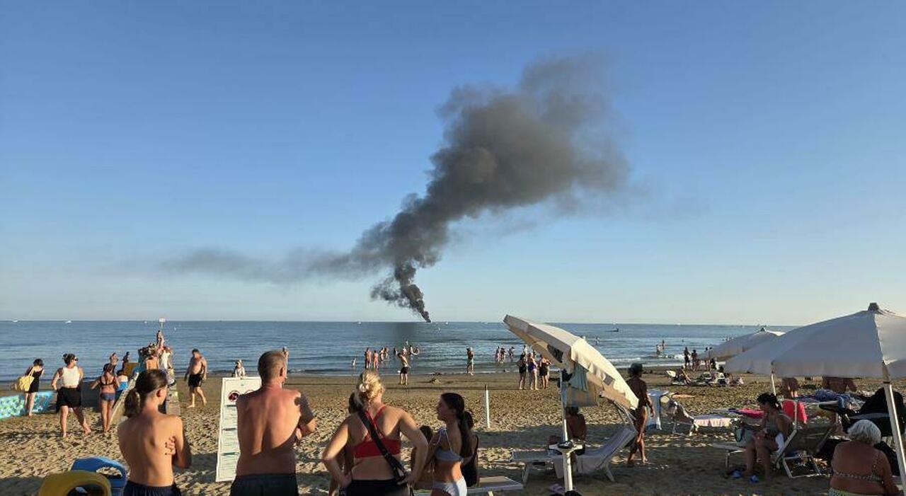 Yacht in fiamme a Jesolo, soccorritori e cittadini intervengono per salvare le persone a bordo