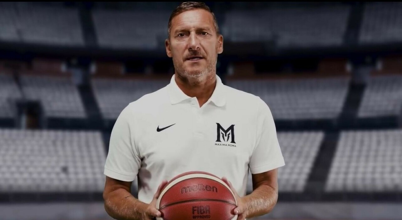https://statics.cedscdn.it/photos/MED_HIGH/2026/09/01/9737191_01153114_totti_entra_basket_maxima_roma_social.jpg