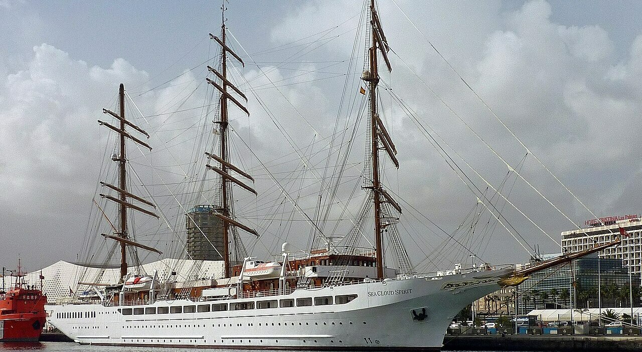 https://statics.cedscdn.it/photos/MED_HIGH/2026/09/01/9737437_01192335_sea_cloud_spirit_lusso_yacht_sardegna_prezzo.jpg