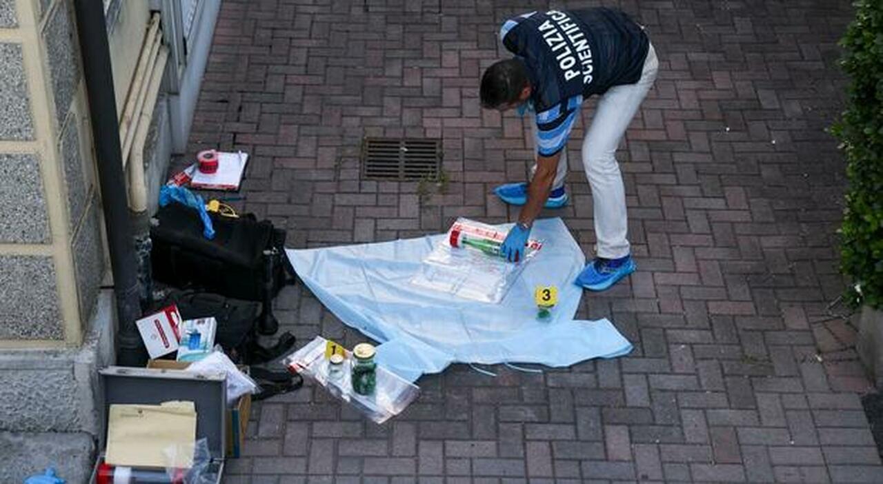 Due ragazzi in strada, uno con ferite, polizia che interviene