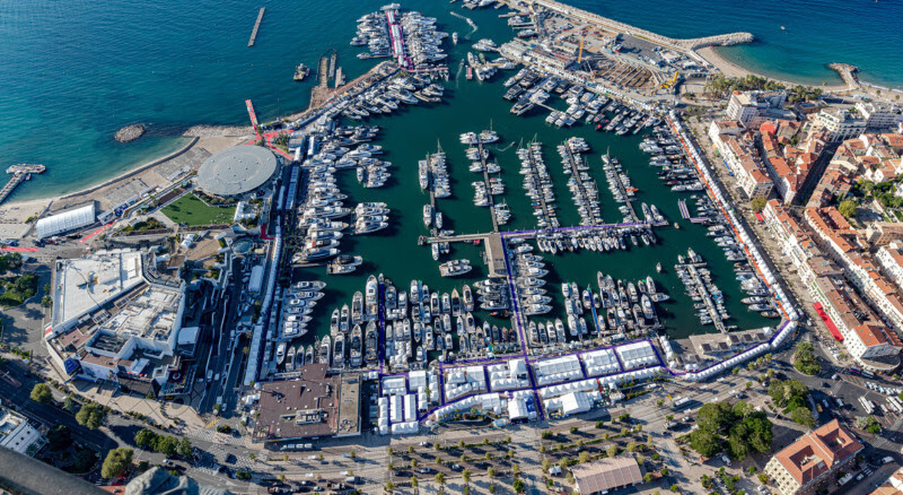 Una panoramica del porto di Cannes