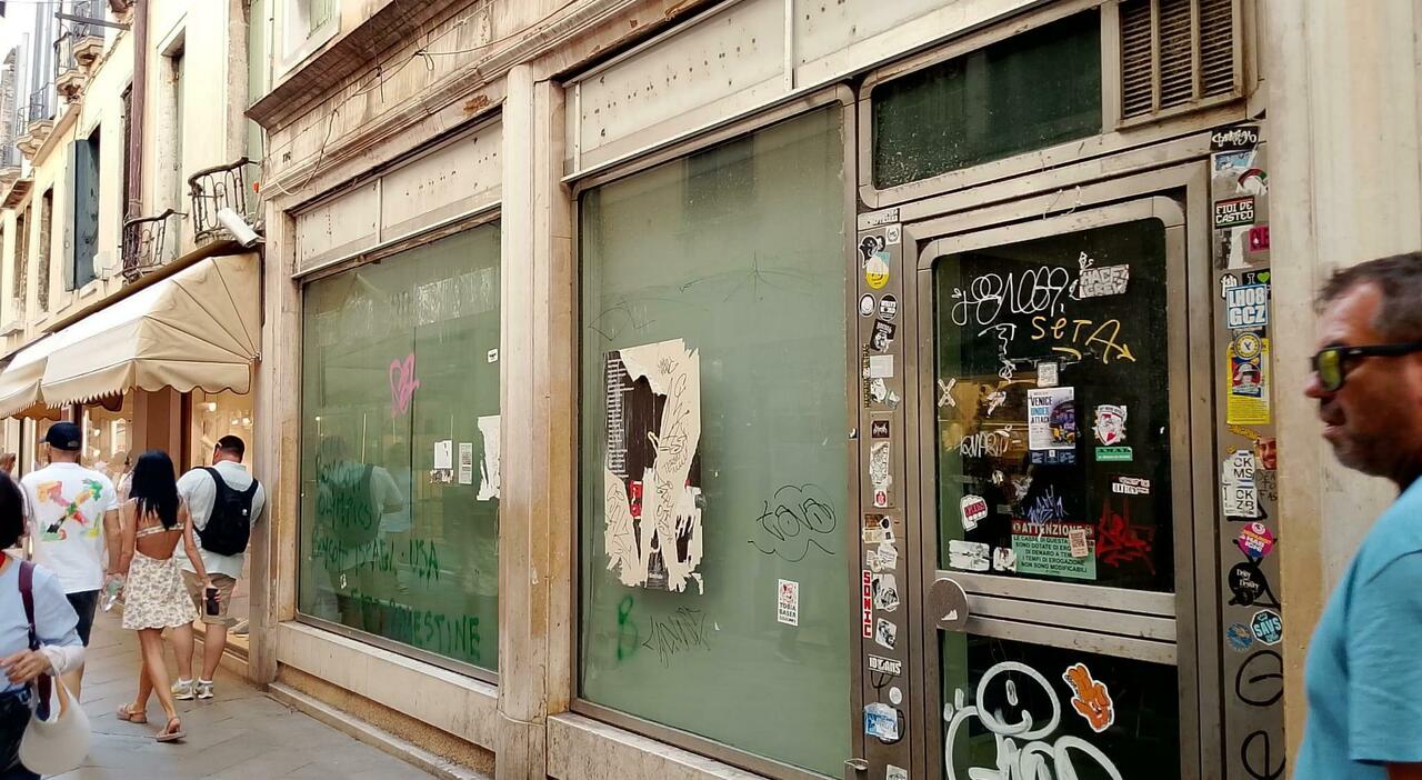 Mercerie di Venezia con negozi chiusi e vetrine vuote, spostamento del commercio verso il food