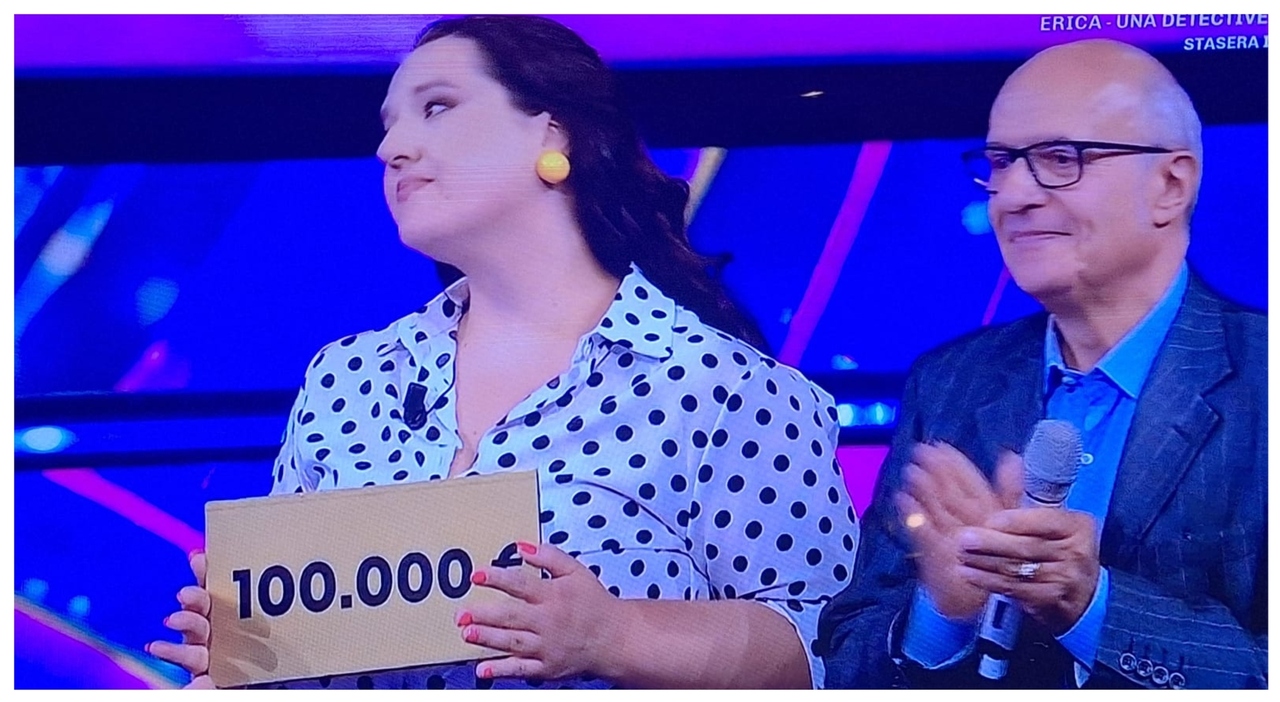 Ruota della Fortuna, l'urbinate Giulia da record: colpo da 100mila euro. I  complimenti di Gerry Scotti, l'emozione di Samira, l'abbraccio del padre