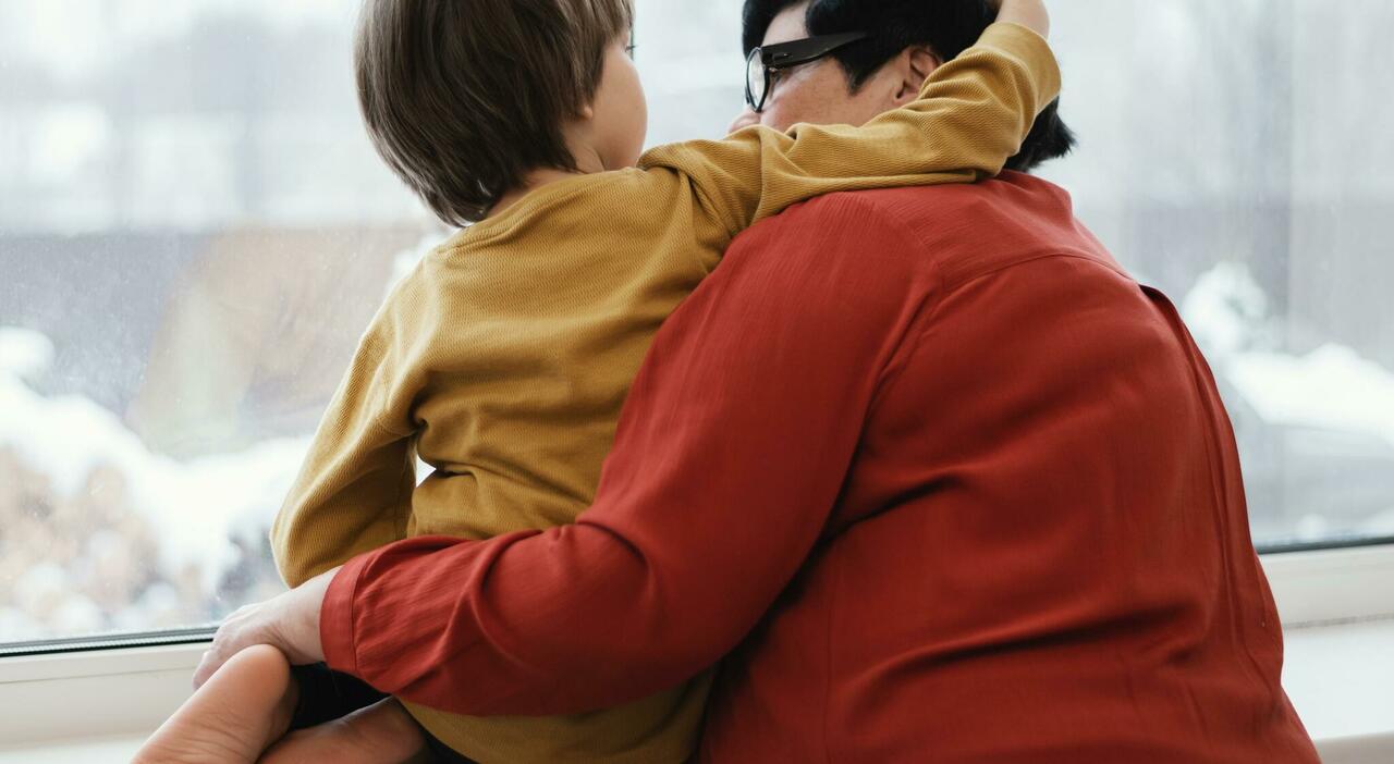 https://statics.cedscdn.it/photos/MED_HIGH/2026/09/03/9741002_03101604_grandmother_grandson_looking_through_window_together.jpg
