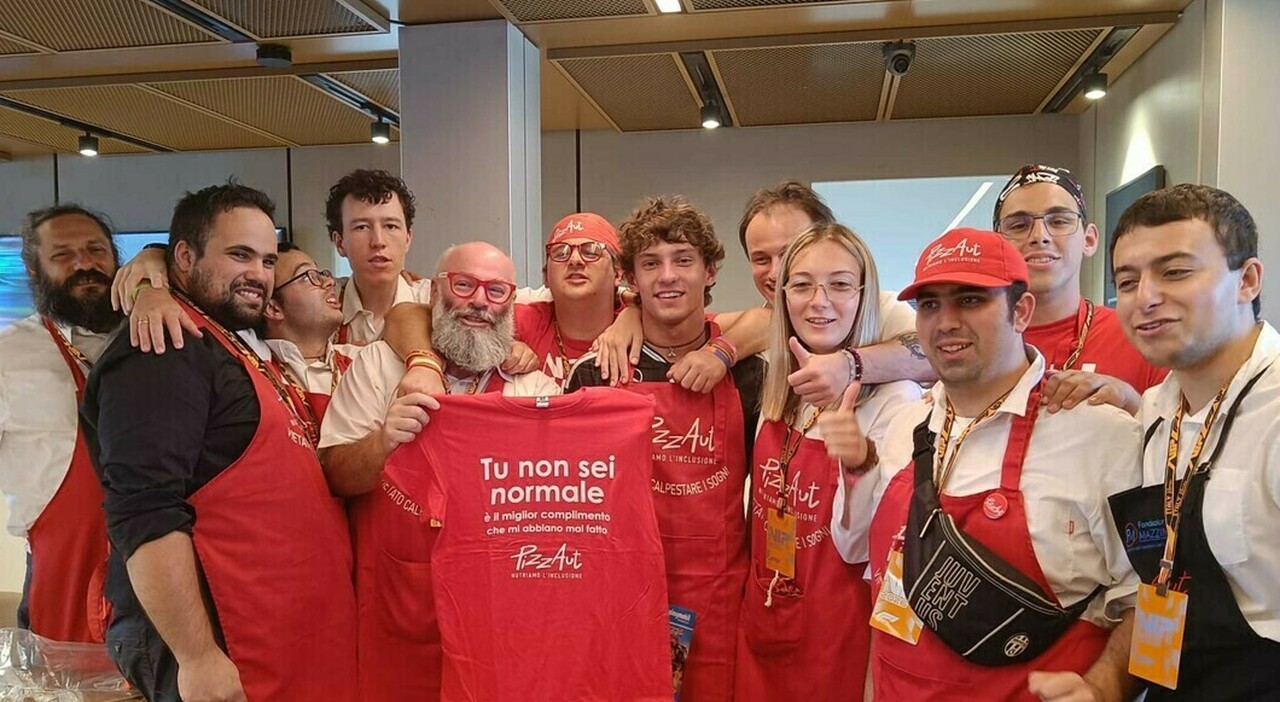Kimi Antonelli con Nico Acampora ed alcuni ragazzi di PizzAut