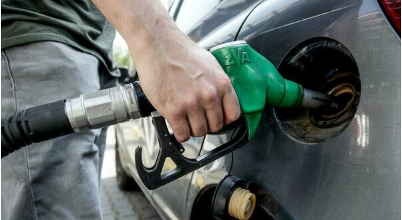 https://statics.cedscdn.it/photos/MED_HIGH/2026/09/03/9741636_03190143_benzina_diesel_gas_aumento_prezzo_auro_17_centesimi_governo_sconti_bonus_accise.jpg