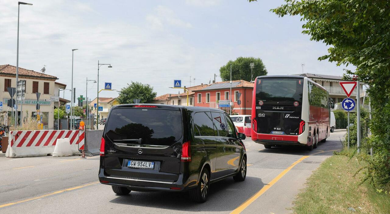 Abitanti di Tessera protestano per parcheggi abusivi, traffico caotico e mancanza di servizi