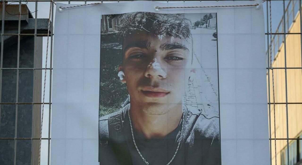 Una madre piange davanti al cimitero, chiede di non rubare i lumini per il figlio Daniel Tafa