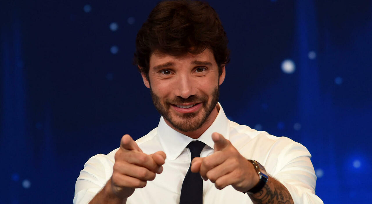 https://statics.cedscdn.it/photos/MED_HIGH/2026/09/03/9741788_03211426_stefano_de_martino_affari_tuoi_sanremo_nuovo_studio_verita_maneskin_selezione_big_come_conciliare_tutto.jpg