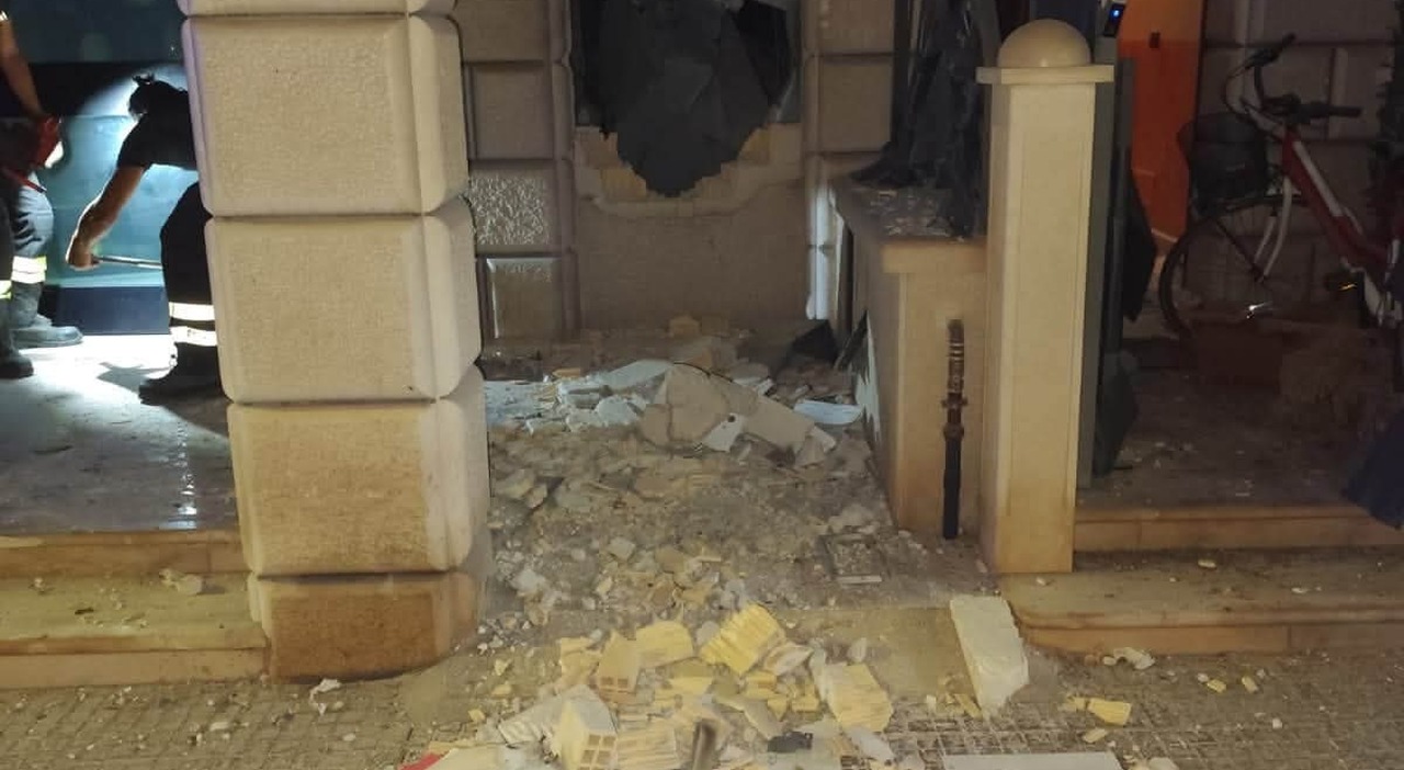 tre boati nella notte la banda della marmotta colpisce il bancomat della bdm duro sfogo della sindaca matarante vogliamo i rinforzi da Quotidianodipuglia.it tre boati nella notte la banda della marmotta colpisce il bancomat della bdm duro sfogo della sindaca matarante vogliamo i rinforzi