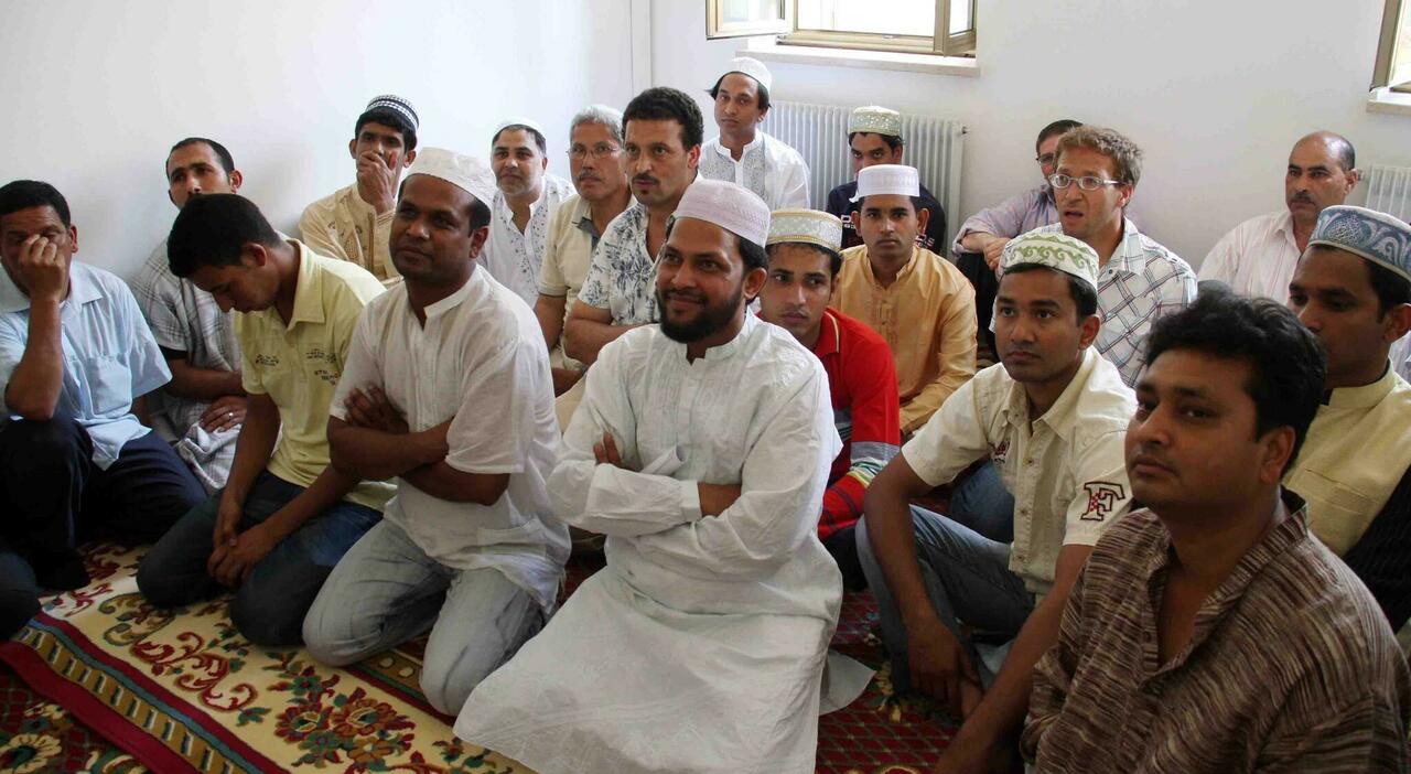 moschea di mestre welfare il comune spende 4 milioni ogni anno per chi viene dal bangladesh