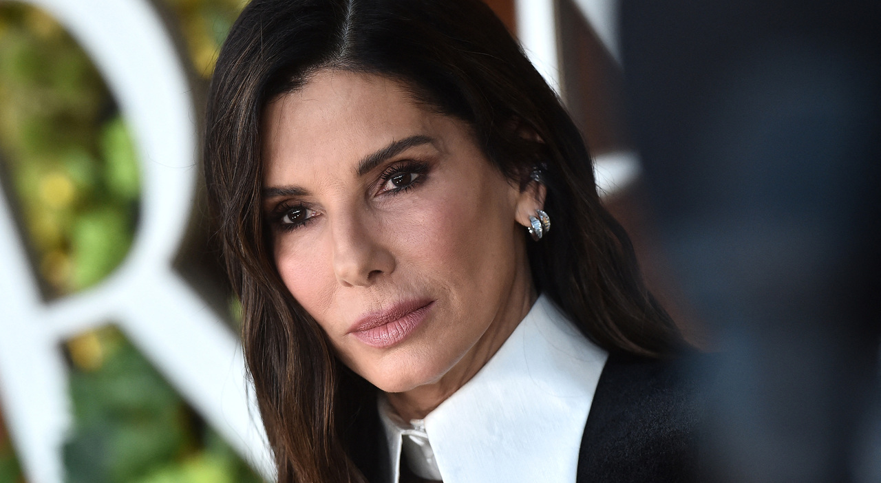 https://statics.cedscdn.it/photos/MED_HIGH/2026/09/04/9743162_04111851_sandra_bullock_alieni_ufo_podcast_not_gonna_lie_kylie_kelce.jpg