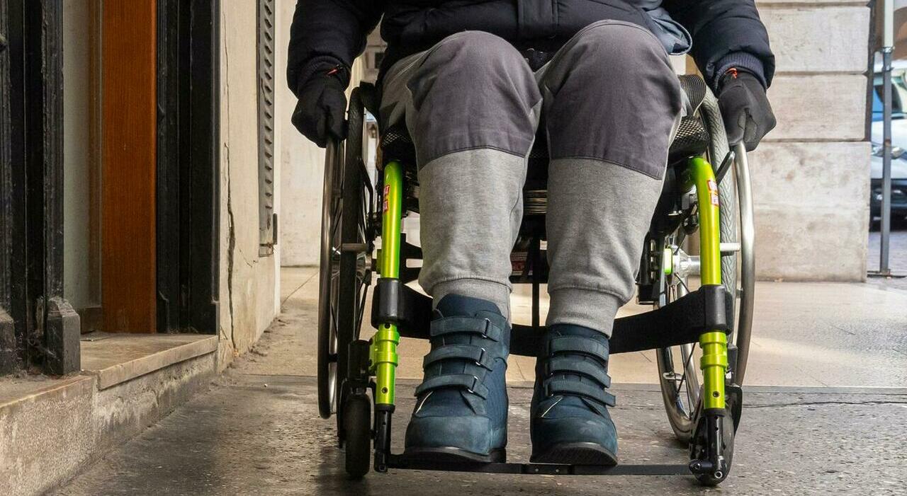 Un uomo ubriaco picchia un uomo in sedia a rotelle, con la comunità che chiede intervento