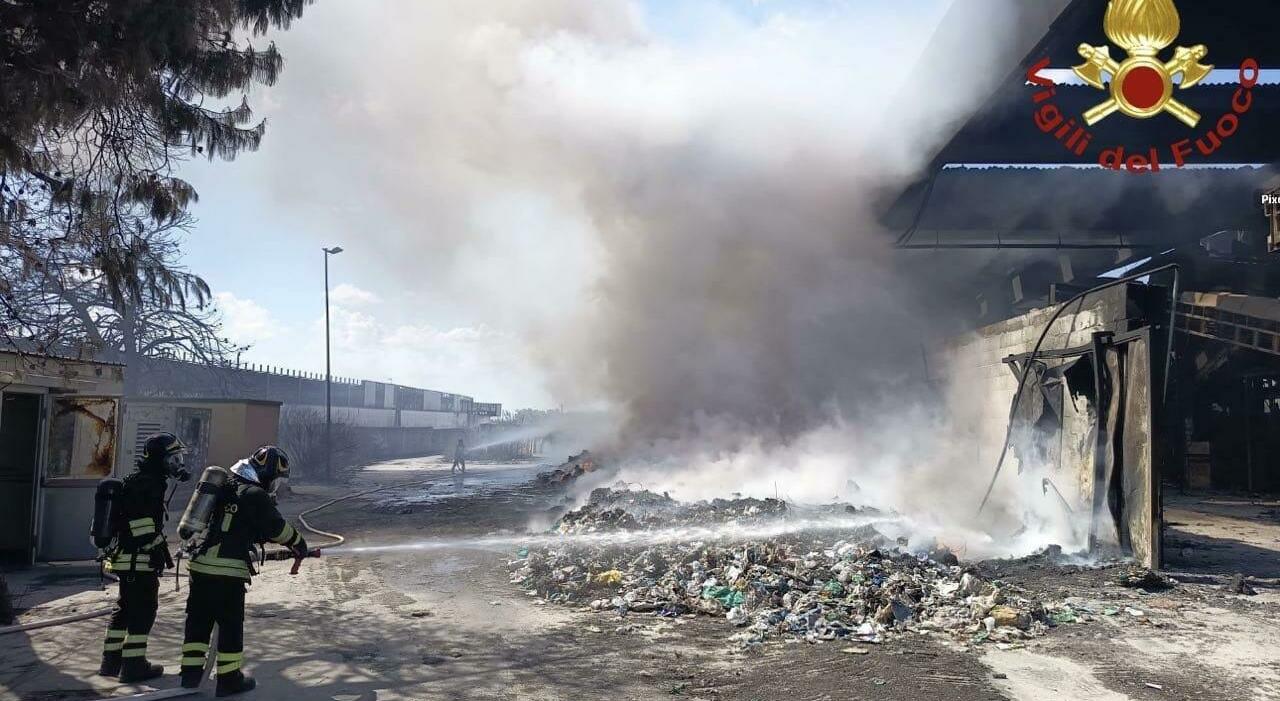 incendio allecocentro di lequile focolai spenti controlli su aria pozzi e produzioni da Quotidianodipuglia.it incendio allecocentro di lequile focolai spenti controlli su aria pozzi e produzioni