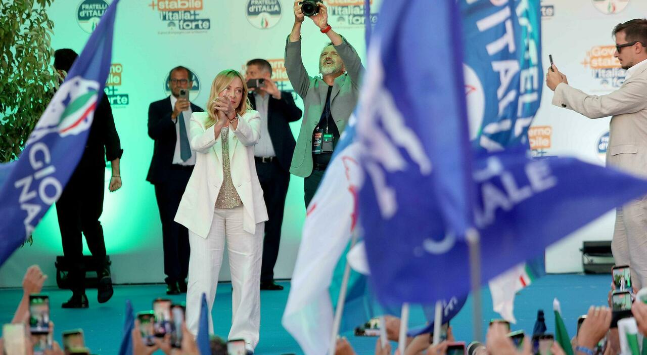 https://statics.cedscdn.it/photos/MED_HIGH/2026/09/04/9743835_04205244_giorgia_meloni_nuotato_colla_mai_mollato_no_faro_ora_bari_oggi.jpg