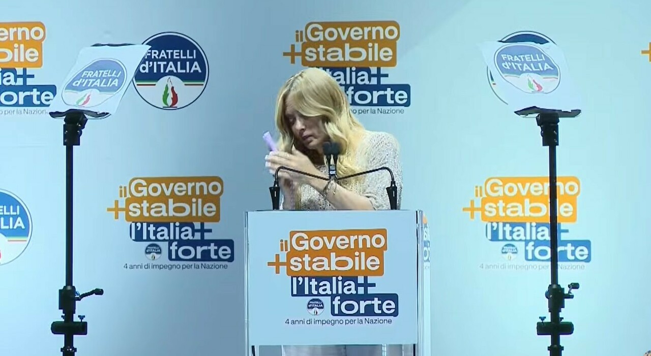 meloni risponde al telefono durante il comizio a bari scusate era mia figlia ha chiamato tre volte da Quotidianodipuglia.it meloni risponde al telefono durante il comizio a bari scusate era mia figlia ha chiamato tre volte