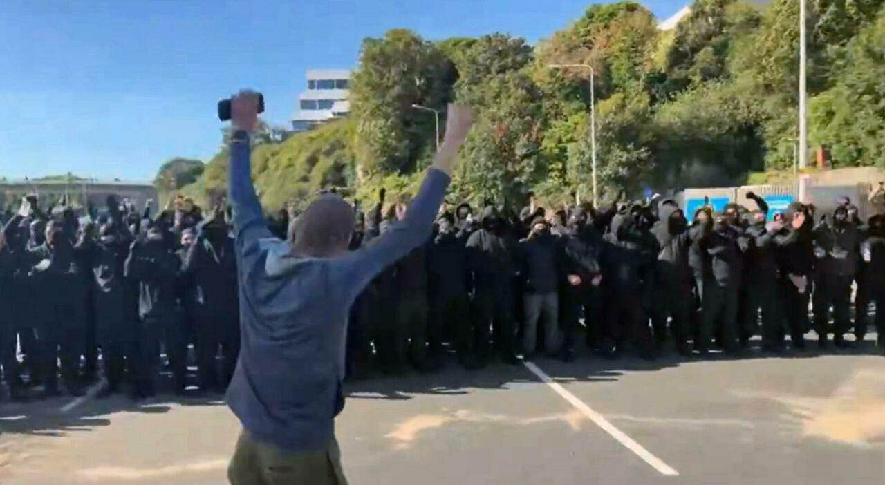 https://statics.cedscdn.it/photos/MED_HIGH/2026/09/05/9745316_05125315_corteo_incappucciati_porto_dover_cosa_sta_succednedo.jpg