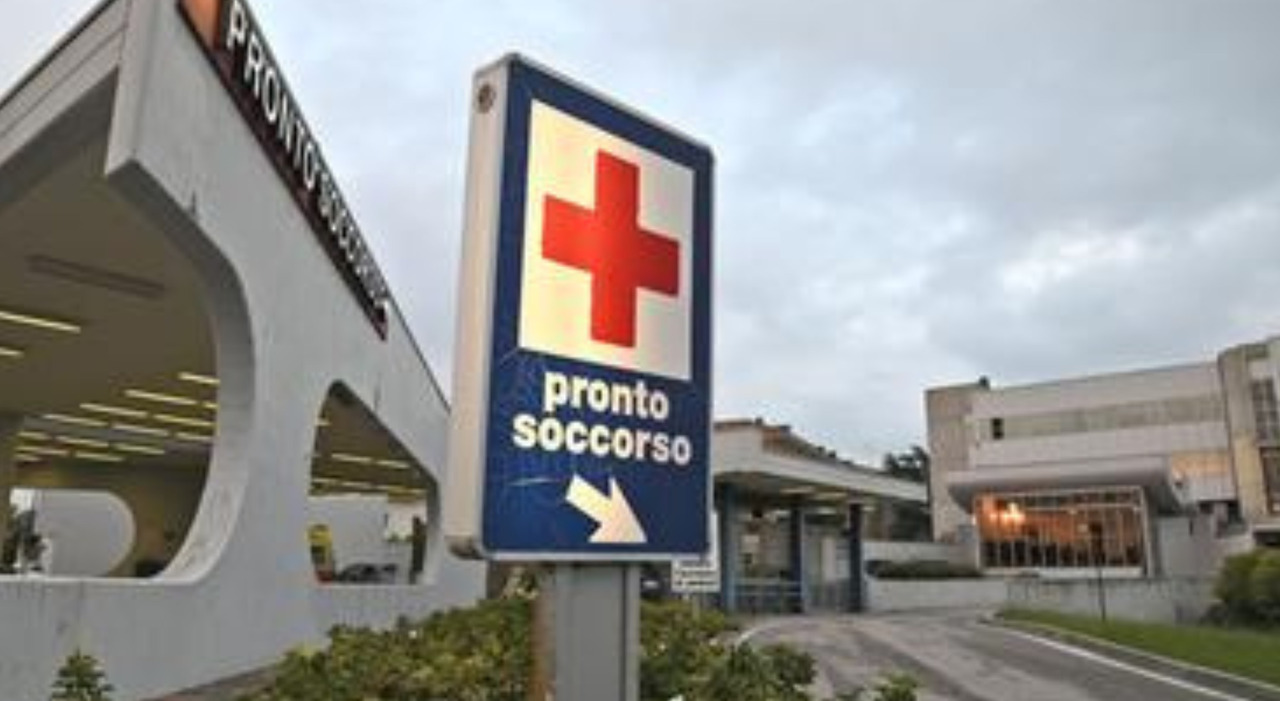 Medici e infermieri in ospedale con misure di sicurezza per prevenire aggressioni, spazi riorganizzati e supporto psicologico