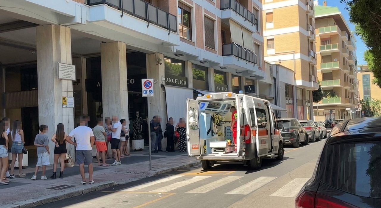 lecce si lancia nel vuoto salvato da una tenda da Quotidianodipuglia.it lecce si lancia nel vuoto salvato da una tenda