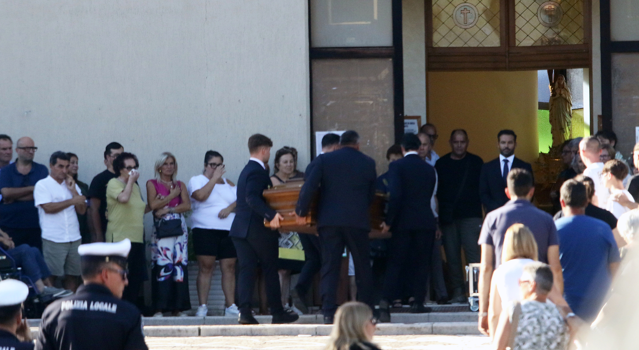 omicidio suicidio tra fratelli ad apice i funerali di franco licciardi da Ilmattino.it omicidio suicidio tra fratelli ad apice i funerali di franco licciardi