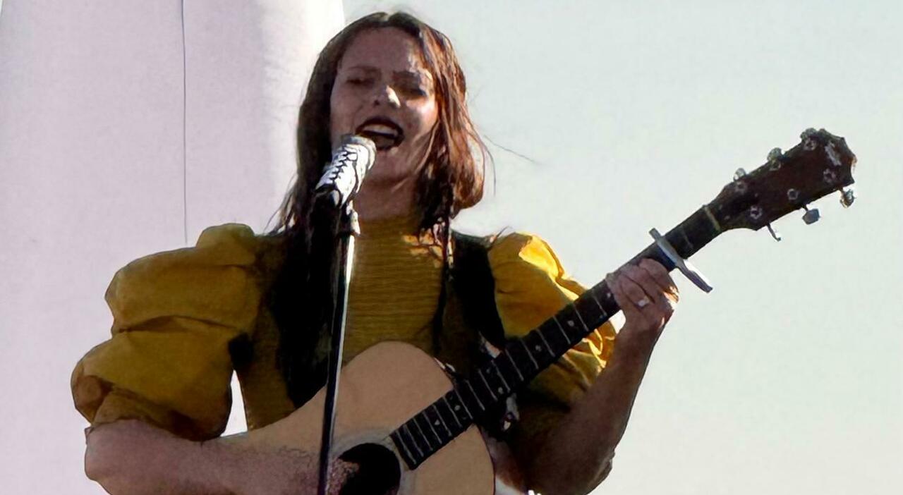 Francesca Michielin suona sul Monte Avena con 4mila persone. Pubblico e artisti in un momento di condivisione