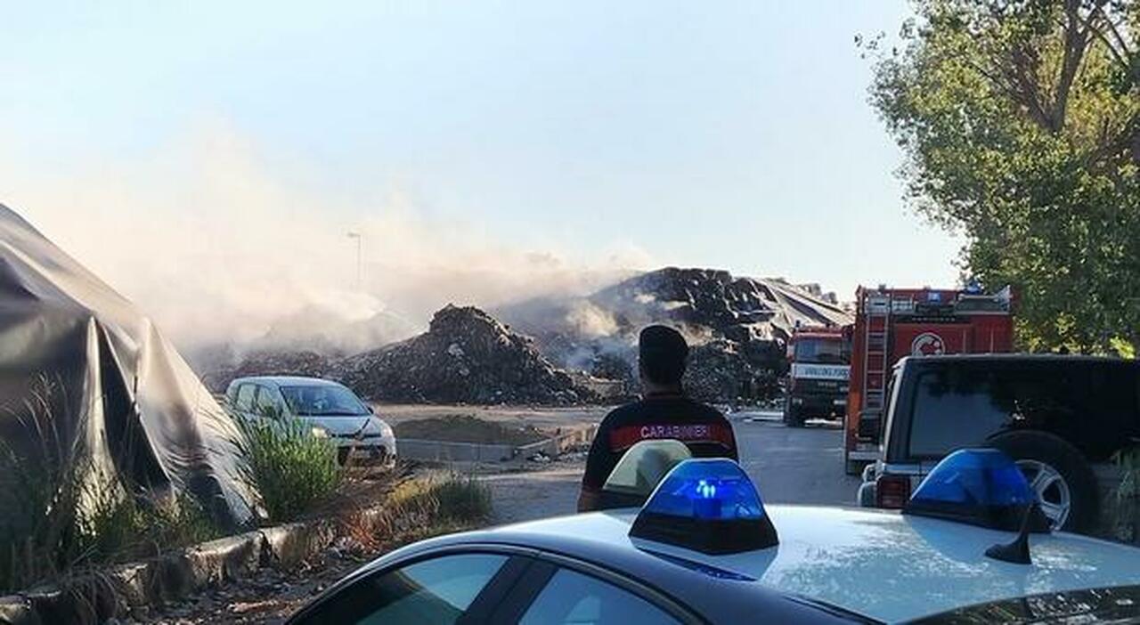giugliano rifiuti a taverna del re emergenza infinita in fiamme le ecoballe da Ilmattino.it giugliano rifiuti a taverna del re emergenza infinita in fiamme le ecoballe