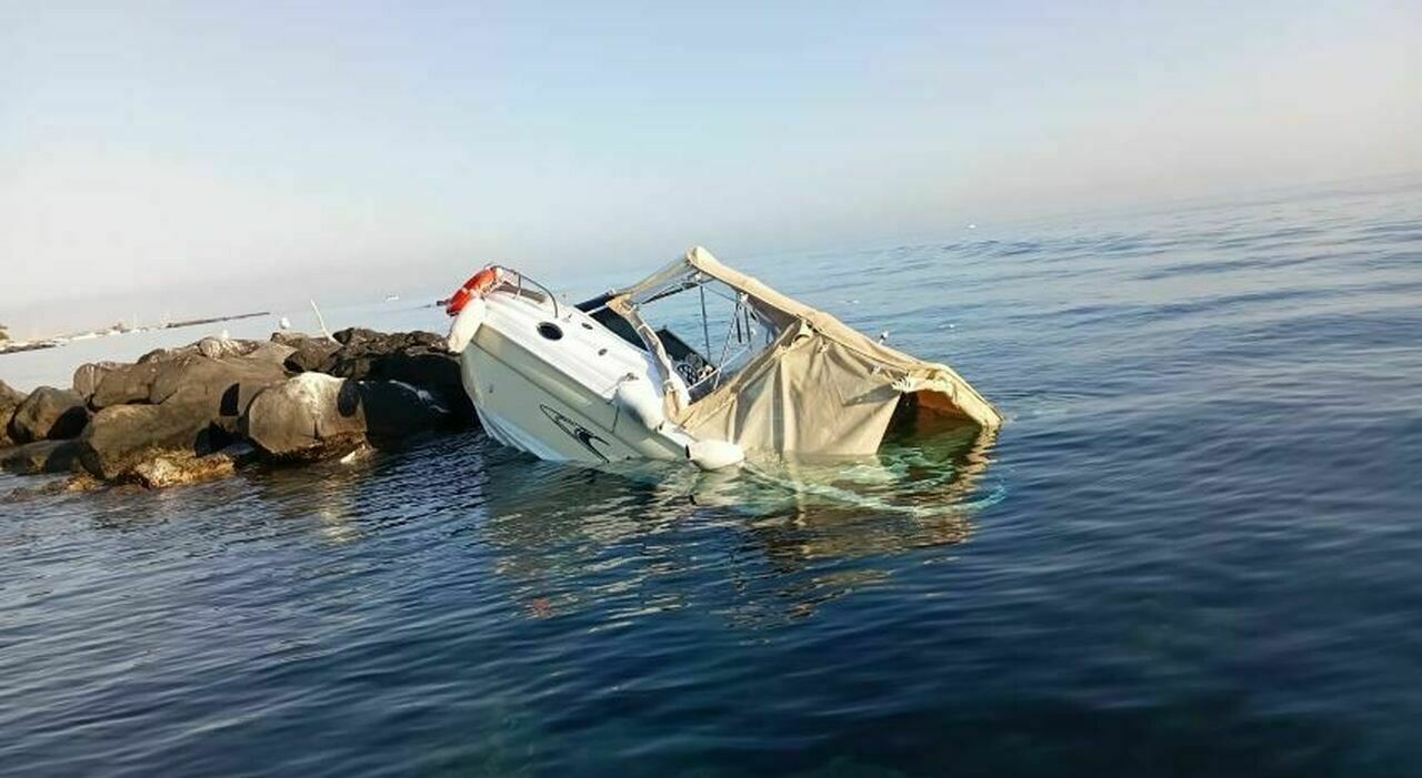 ischia barca con quattro persone a bordo si schianta contro gli scogli un ferito nella notte da Ilmattino.it ischia barca con quattro persone a bordo si schianta contro gli scogli un ferito nella notte