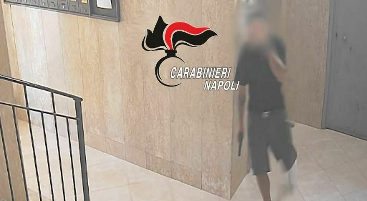 napoli armato di pistola rapinava donne entrando nei condomini incastrato dal suo look da Ilmattino.it napoli armato di pistola rapinava donne entrando nei condomini incastrato dal suo look
