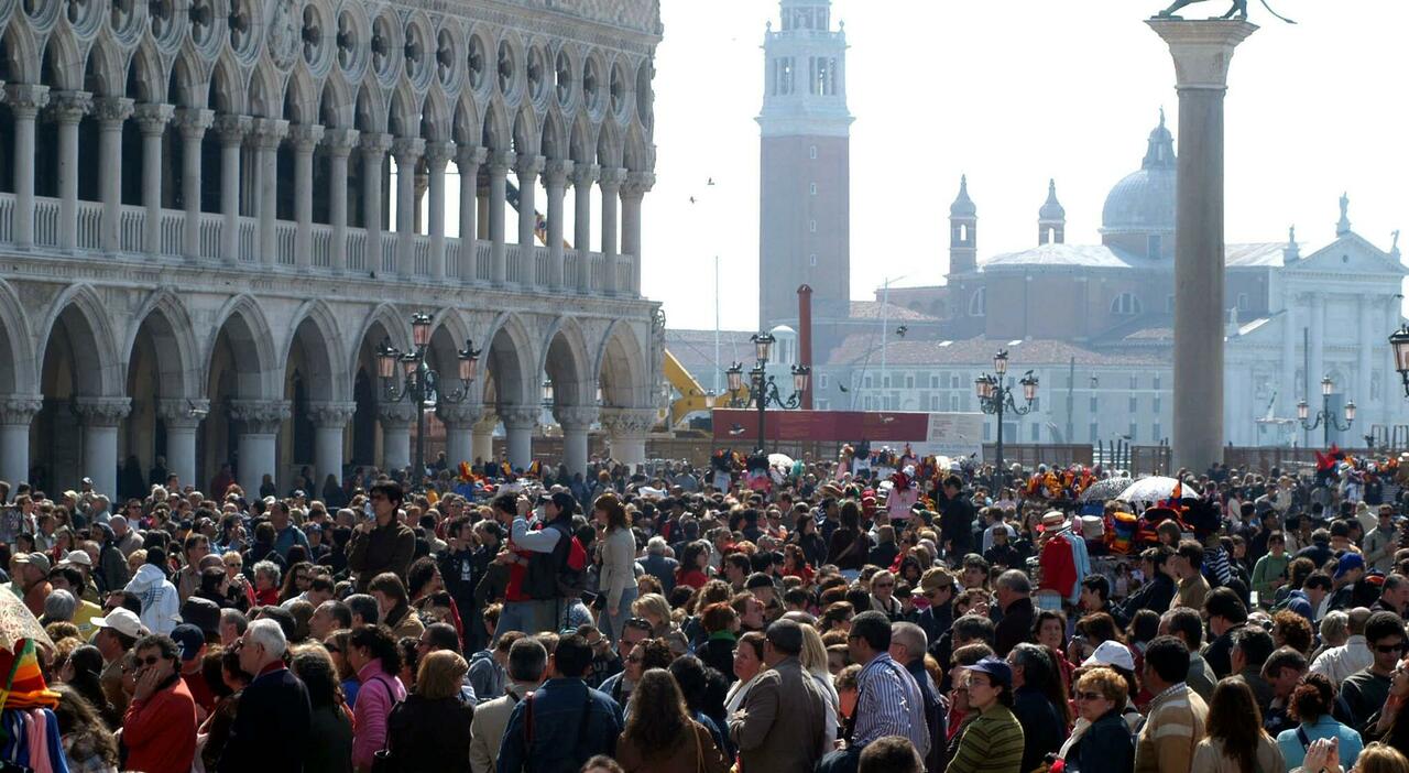 venezia il comune vuole aumentare la tassa di soggiorno per i turisti si arriva fino a 9 euro a giornata