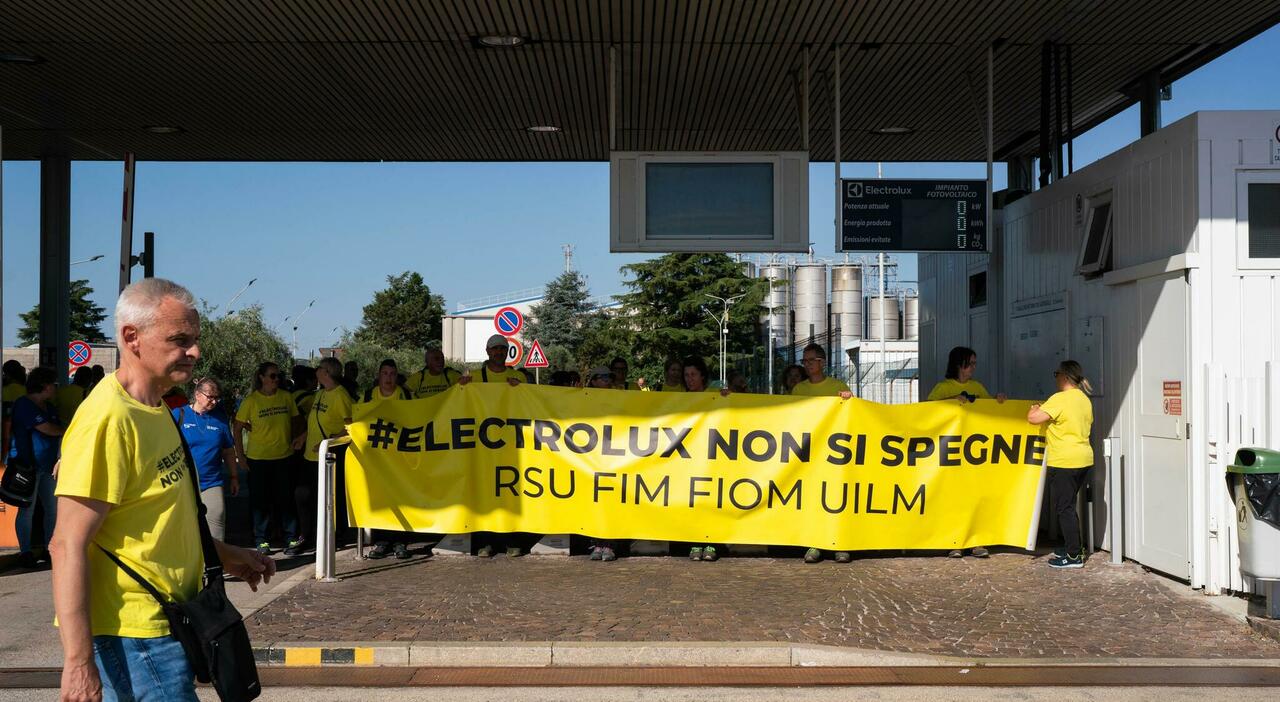 Lavoratori in sciopero a Porcia, manifestazione contro chiusura di Electrolux e sospensione degli straordinari