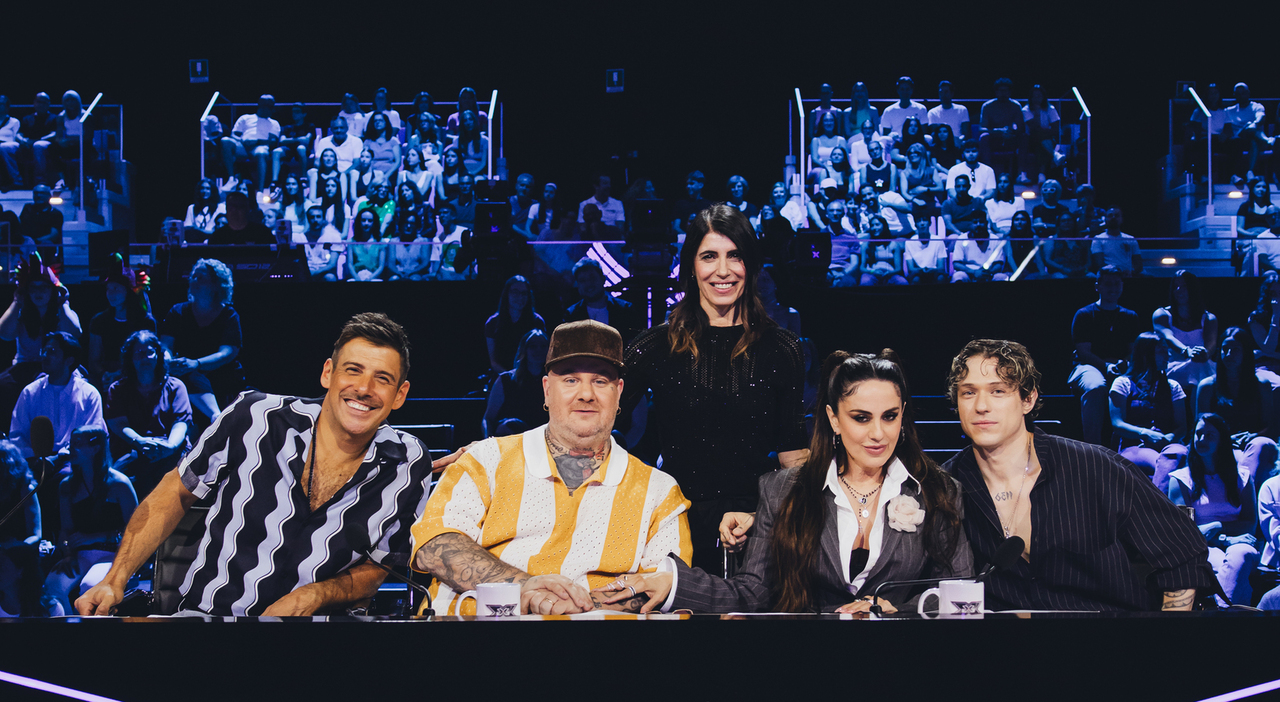 https://statics.cedscdn.it/photos/MED_HIGH/2026/09/08/9750789_08112733_x_factor_diretta_conferenza_stampa_giorgia_irama_paola_iezzi_jake_la_furia_francesco_gabbani_oggi.jpg