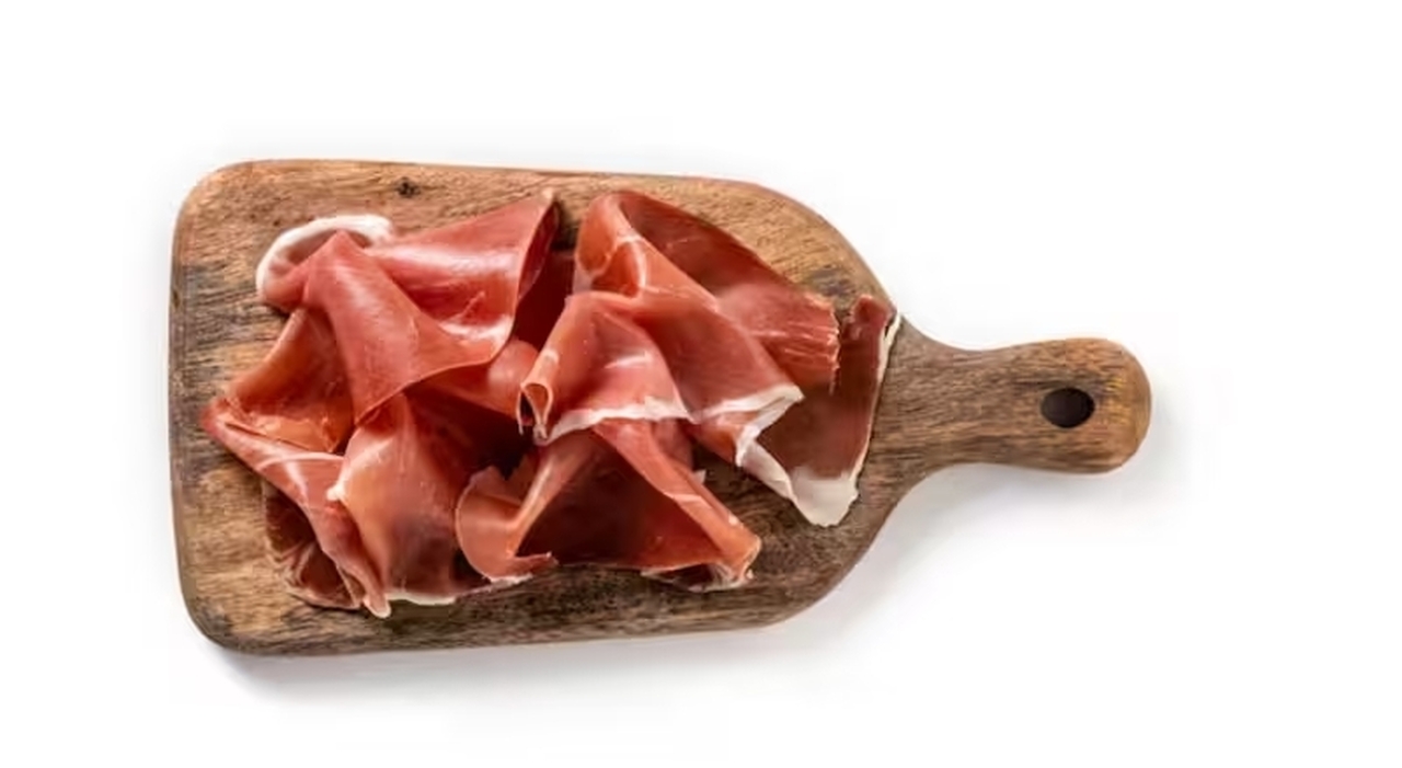 https://statics.cedscdn.it/photos/MED_HIGH/2026/09/08/9750898_08130642_prosciutto_crudo_parma_classifica_gambero_rosso_supermercato_top_flop.jpg