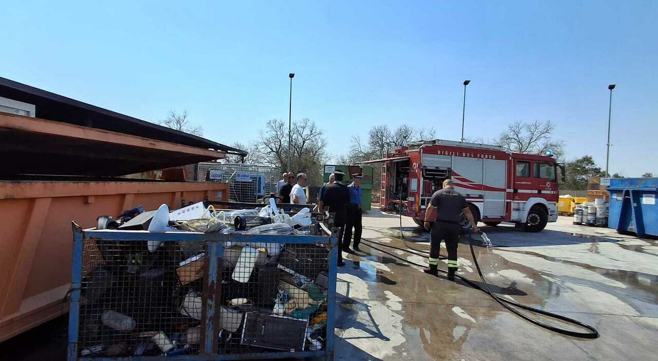 un altro ecocentro a fuoco nel salento rogo a casarano ipotesi dolo da Quotidianodipuglia.it un altro ecocentro a fuoco nel salento rogo a casarano ipotesi dolo