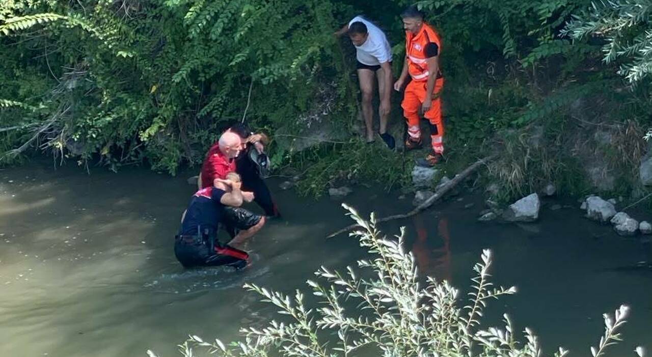 Anziano rischia di annegare nel fiume, i carabinieri si tuffano e lo salvano a Polla