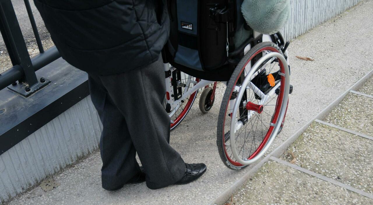 Un uomo con demenza senile vive da solo, l'ex moglie si occupa di lui e cerca supporto