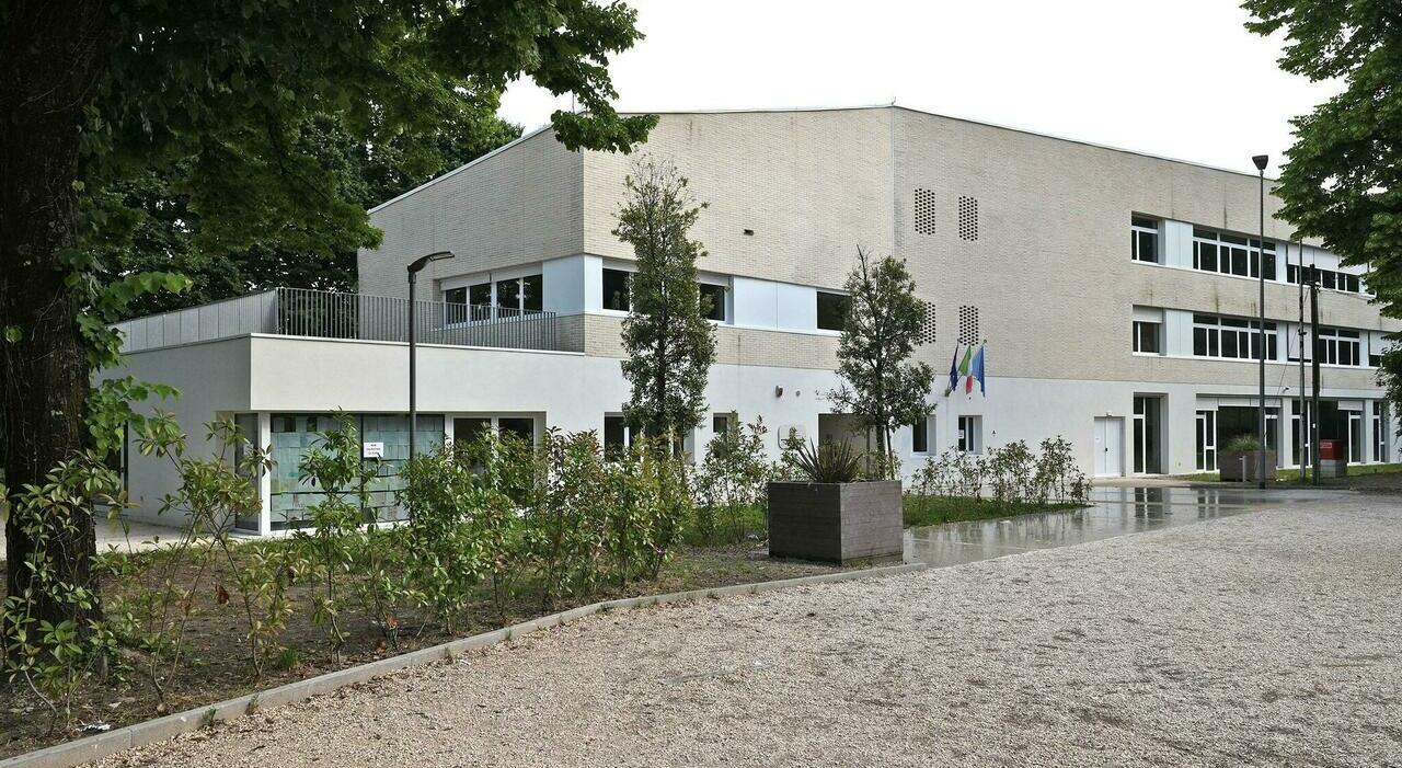 Aule a vetri infuocate a scuola Lozer, docente ha avuto un malore per il caldo estremo